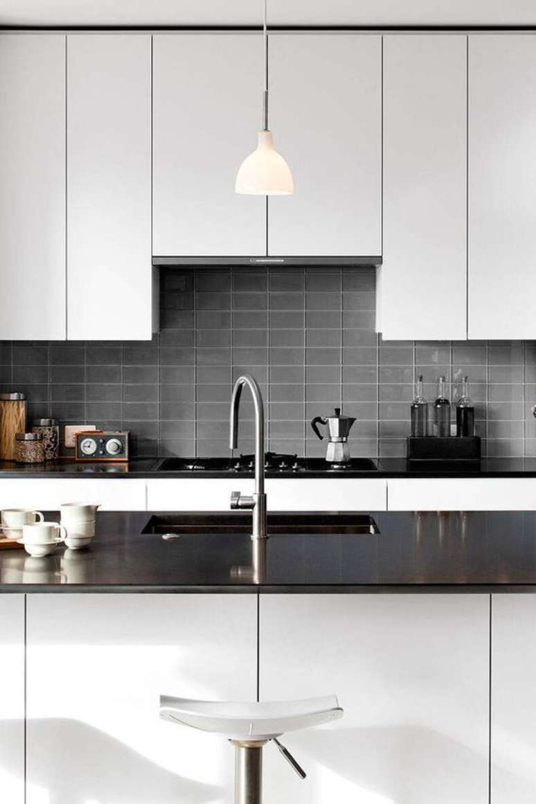 29. Cozinha com mármore preto absoluto e armários brancos – Foto Backsplas