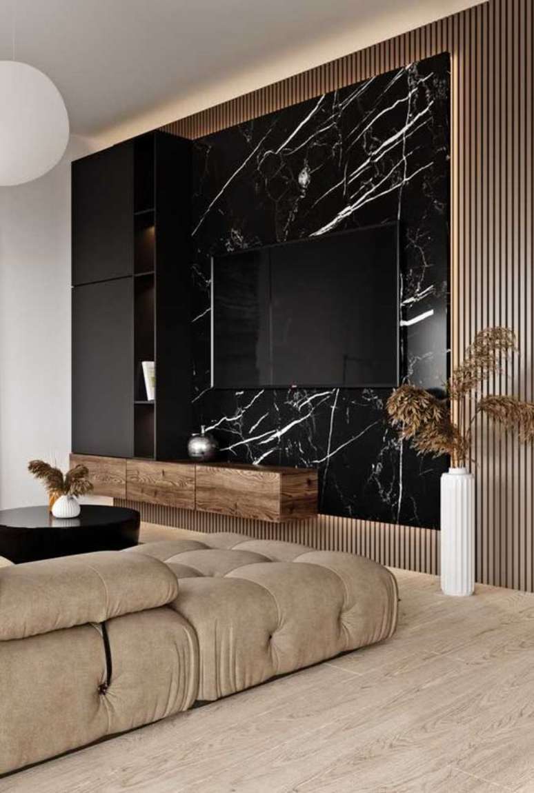 11. Painel para tv de mármore preto e móveis de madeira – Foto Pinterest