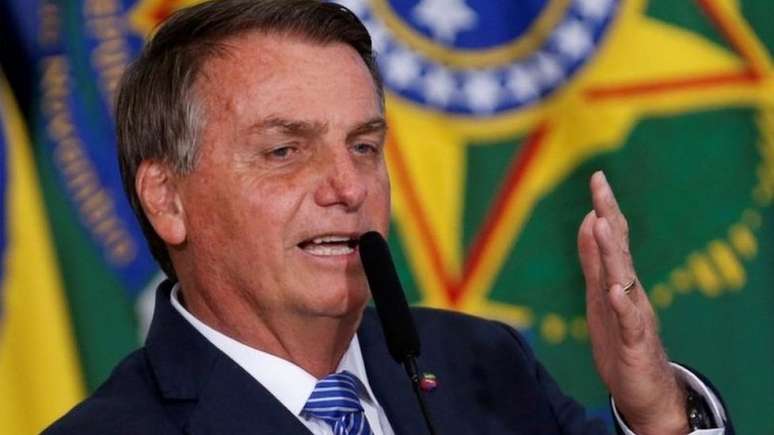 Bolsonaro &eacute; alvo de investiga&ccedil;&atilde;o ap&oacute;s usar fake news para pedir voto impresso no pa&iacute;s