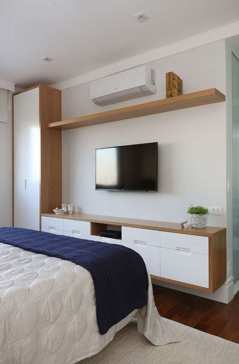 24. Rack para quarto com cama de casal e móveis planejados – Foto Habitare