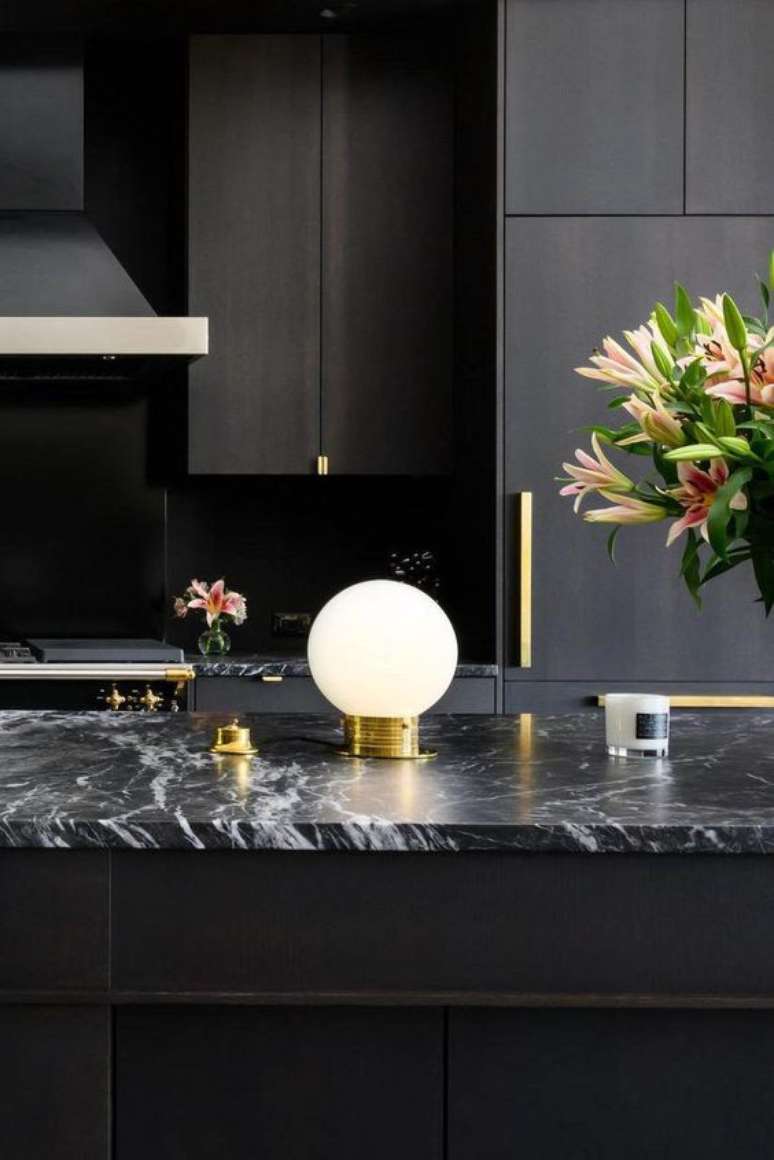 28. Cozinha com bancada de mármore preto e vaso de flores – Foto Gambrick