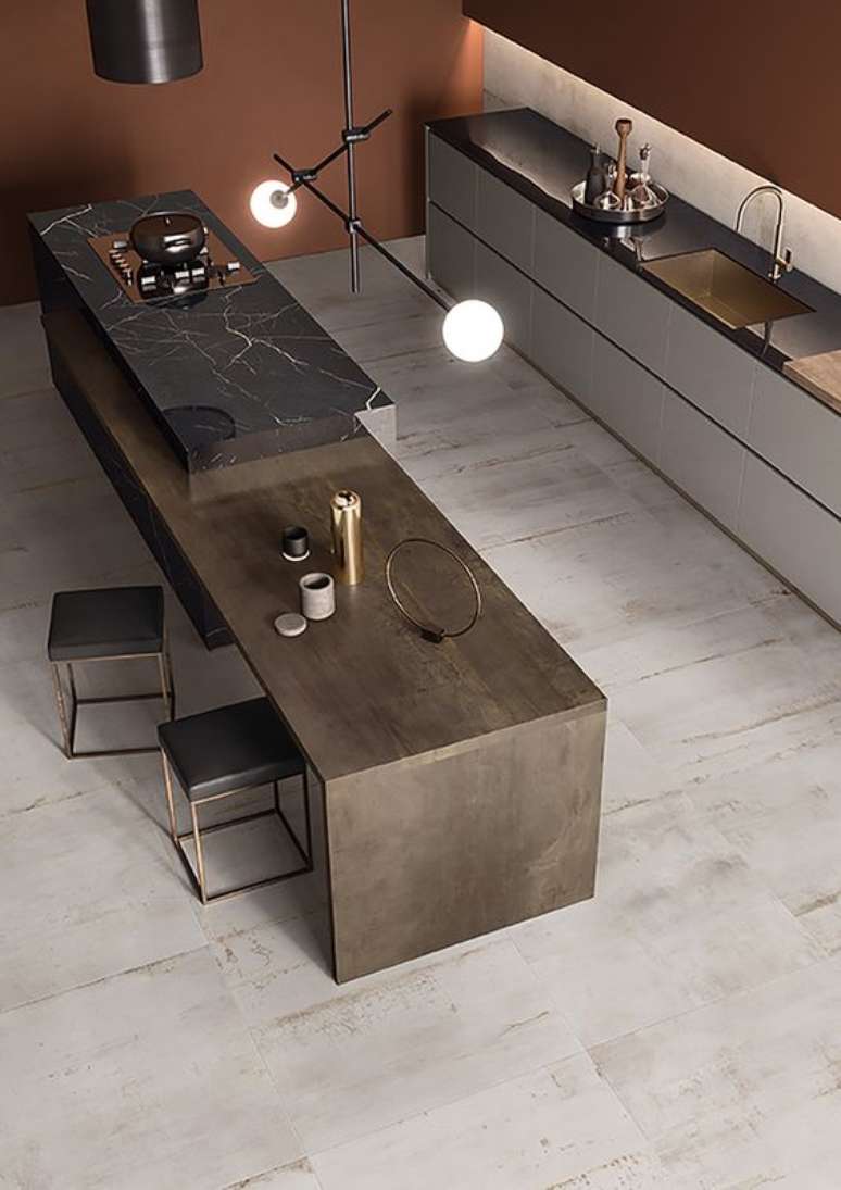 45. M&aacute;rmore preto na bancada com madeira &ndash; Foto tile Expert