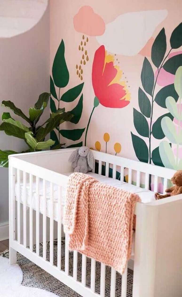 55. Quarto para bebê feminino decorado com papel de parede com flores grandes – Foto: Histórias de Casa