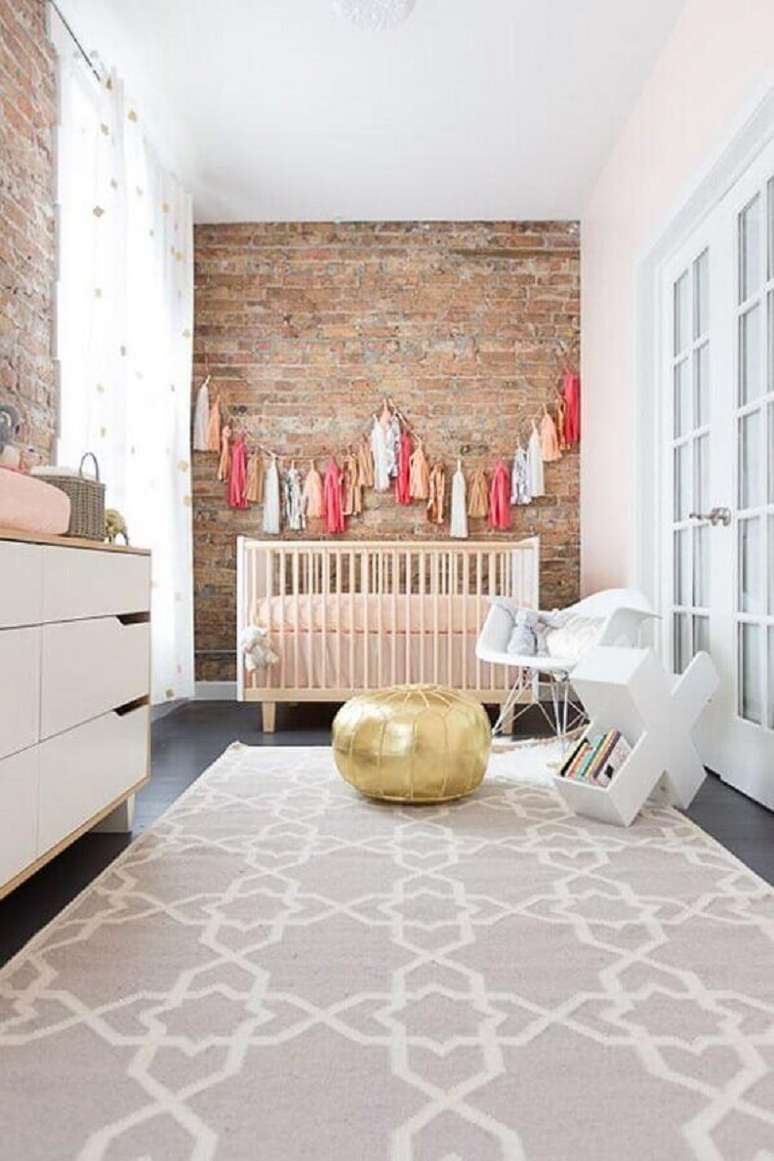 22. Decoração de quarto para bebê com parede de tijolinho rústica – Foto: Pinterest