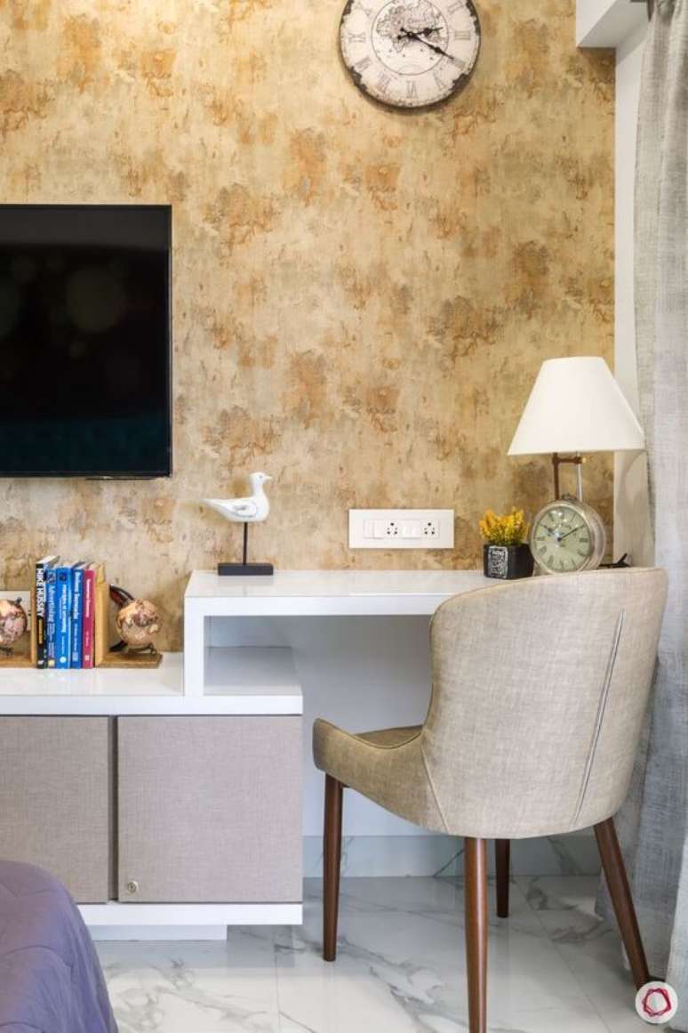 12. Quarto com rack para TV e arm&aacute;rios para organizar itens &ndash; Foto Liv Space