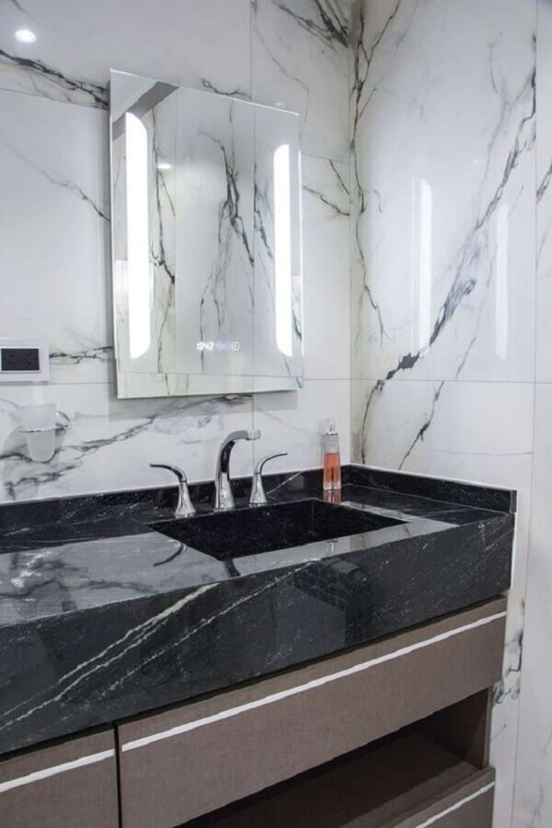 13. Bancada de mármore preto para decoração de banheiro – Foto Portal de Arquitectos