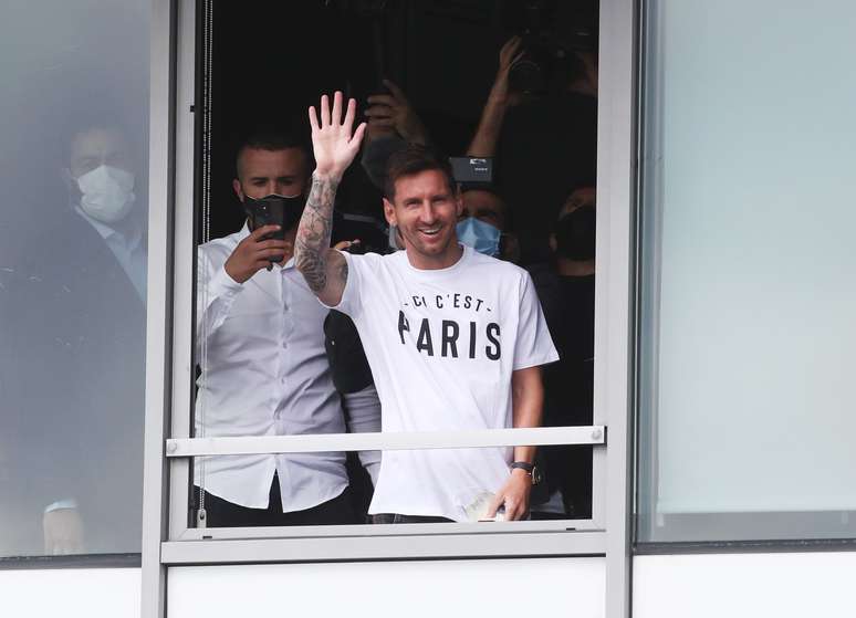 Lionel Messi acena para a torcida do PSG no aeroporto de Paris nesta terça-feira Yves Herman/Reuters