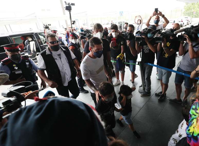 Messi chega ao aeroporto de Barcelona com sua esposa Antonela e os seus filhos Albert Gea/Reuters