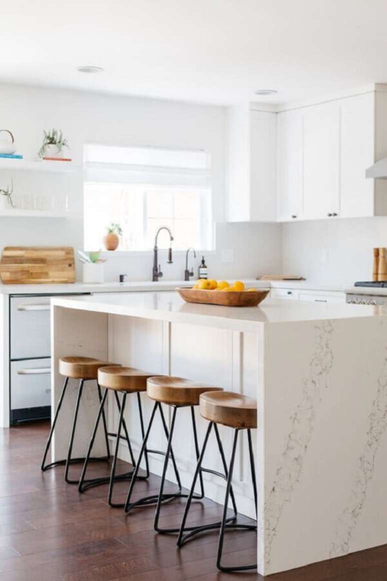 25. Cozinha branca decorada com banqueta para ilha de mármore – Foto: Pinterest