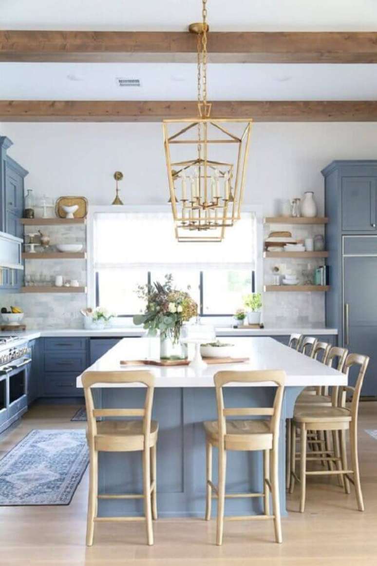 19. Banquetas para ilha de cozinha azul e branca decorada com estilo clássico – Foto: CC + Mike