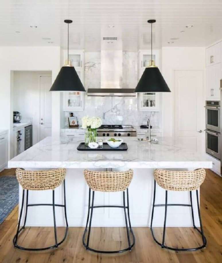 62. Decora&ccedil;&atilde;o para ilha de cozinha com banqueta r&uacute;stica &ndash; Foto: Apartment Therapy