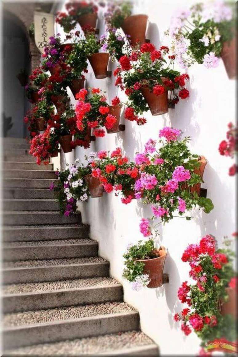 43. Vaso de parede decorada com flores gerânio – Foto Pinterest
