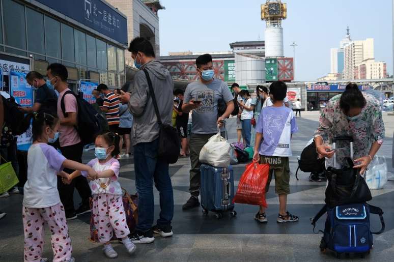 Passageiros aguardam para entrar em estação ferroviária em meio à pandemia de Covid-19 em Pequim
06/08/2021 REUTERS/Tingshu Wang