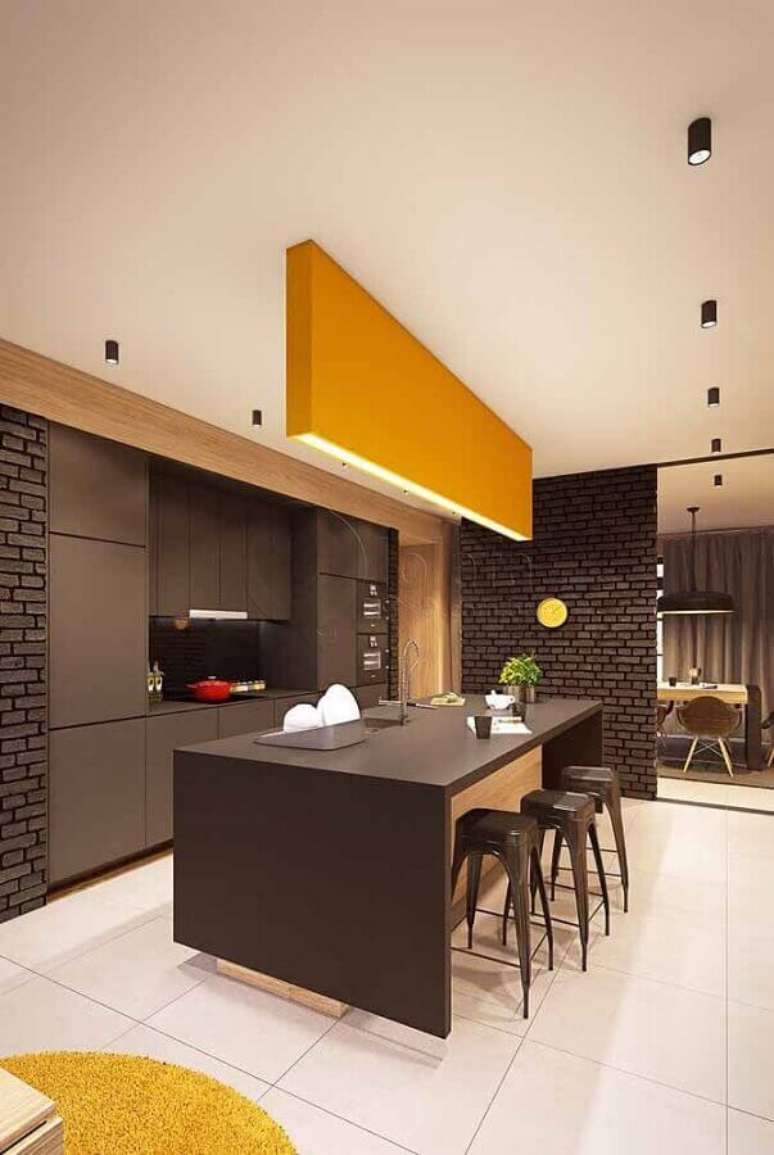 59. Decoração moderna de cozinha cinza e amarela com banqueta para ilha – Foto: Pinterest