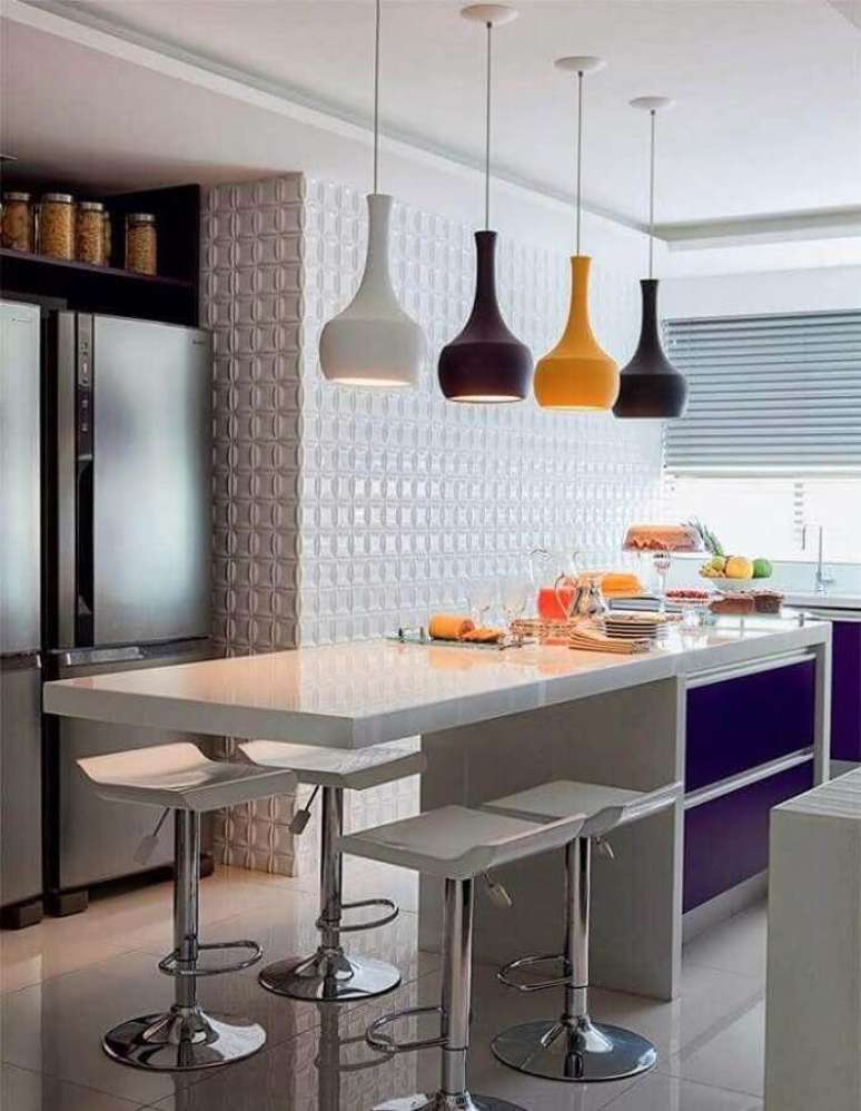 15. Banqueta para ilha de cozinha decorada com revestimento 3D – Foto: Homify