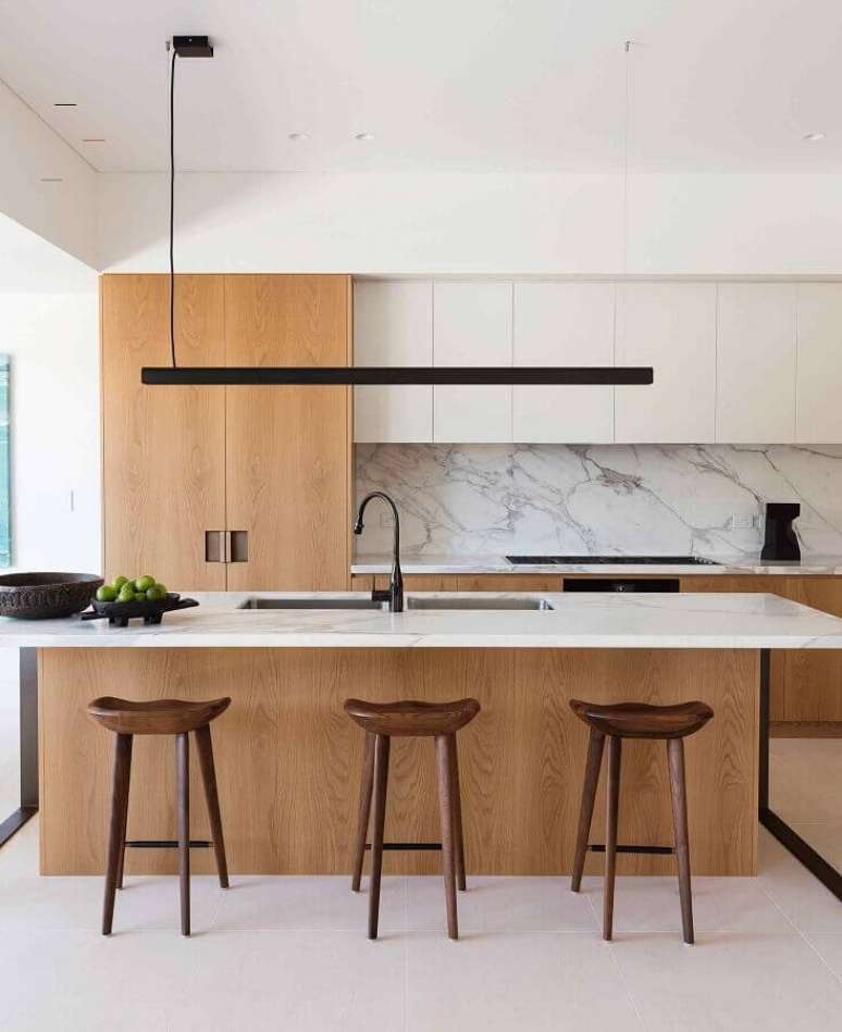 10. Decoração moderna de ilha de cozinha com banqueta de madeira – Foto: Daniel Boddam Architecture & Interior Design