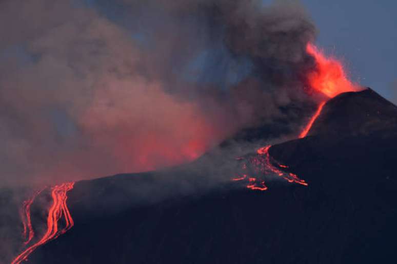 Erupção na face sudeste do Etna, em 21 de fevereiro de 2021