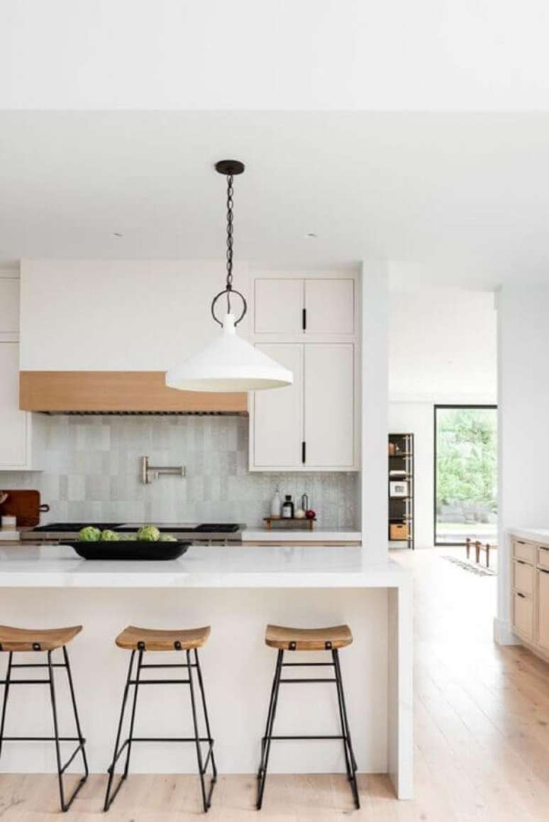 42. Decora&ccedil;&atilde;o com banquetas para ilha de cozinha branca &ndash; Foto: Studio McGee