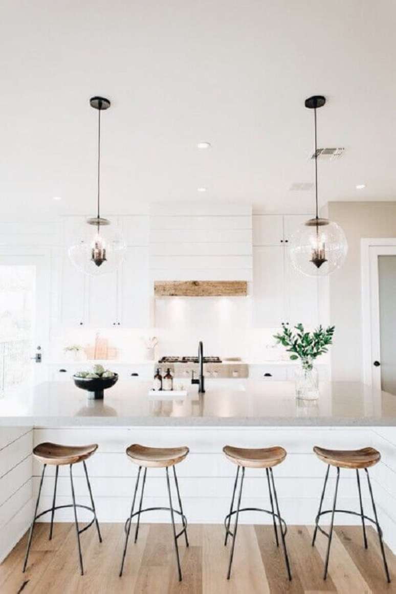 13. Banqueta para ilha de cozinha branca decorada com luminária redonda de vidro – Foto: Decoholic