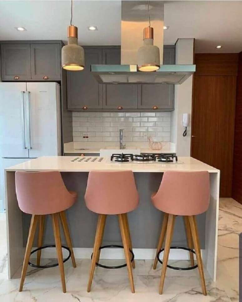 40. Decora&ccedil;&atilde;o com banquetas estofadas para ilha de cozinha cinza e branca &ndash; Foto: Pinterest