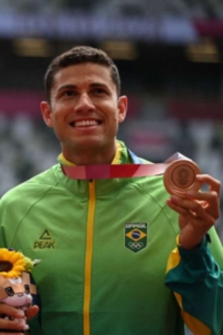 Thiago Braz, que conquistou a medalha de bronze no salto em altura, em Tóquio 2020, chegou a ficar sem clube para treinar durante o ciclo olímpico (Foto: INA FASSBENDER / AFP)