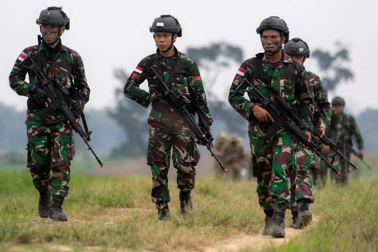 Soldados do Exército da Indonésia durante treinamento militar 