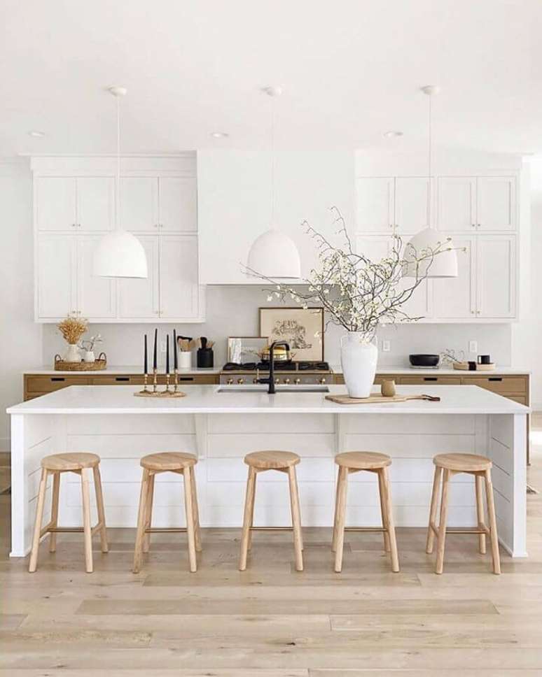 63. Decora&ccedil;&atilde;o sofisticada para cozinha branca com banqueta para ilha &ndash; Foto: House & Home
