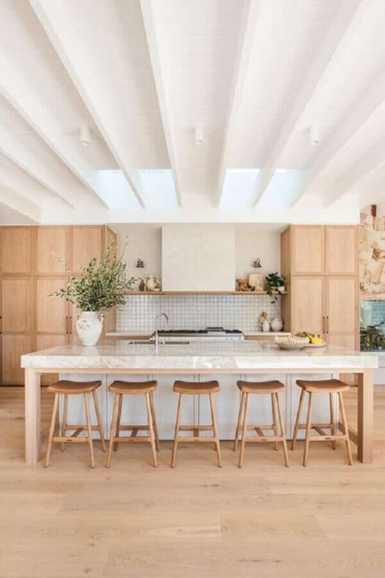 38. Decora&ccedil;&atilde;o com banqueta para ilha de cozinha grande amadeirada &ndash; Foto: House & Home