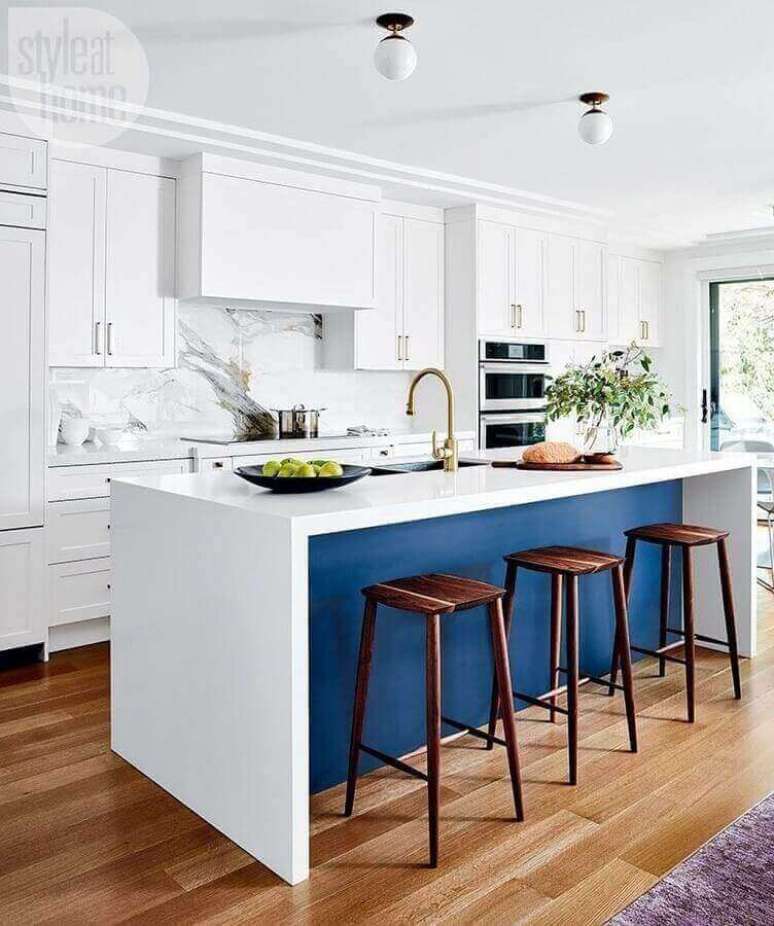 33. Decoração clássica com banqueta alta para ilha de cozinha azul e branca – Foto: Style at Home