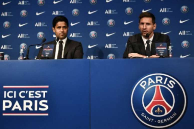 Messi ao lado do presidente do PSG, Nasser Al-Khelaïfi (Foto: STEPHANE DE SAKUTIN / AFP)