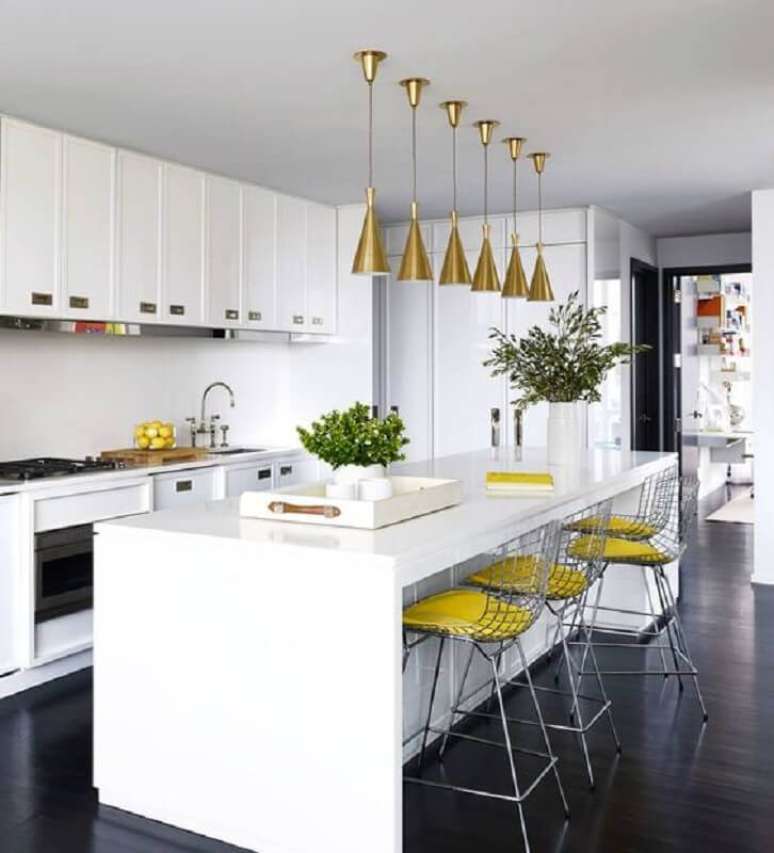 11. Banqueta alta para ilha de cozinha branca decorada com luminária dourada – Foto: Tralhão Design Center