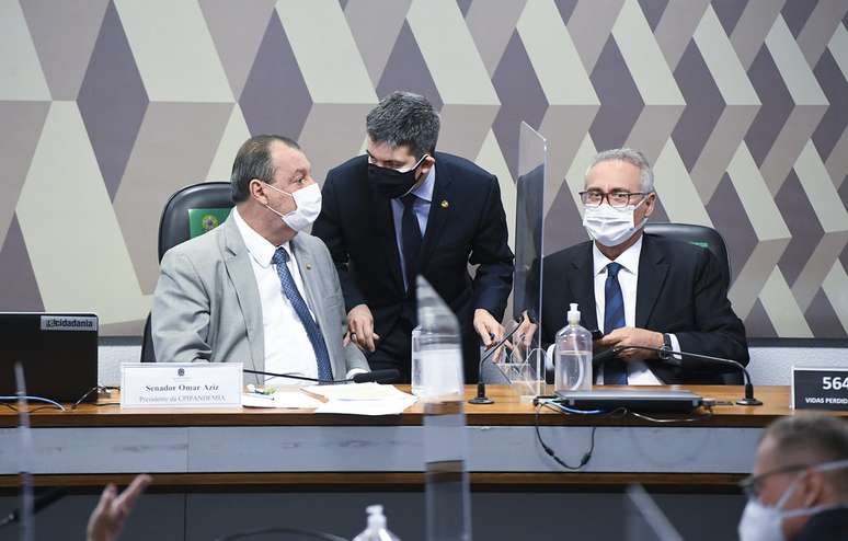 Omar Aziz (PSD-AM), Randolfe Rodrigues e Renan Calheiros durante sessão da CPI