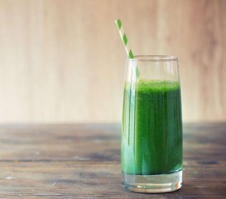 Suco de espinafre, pepino, couve, mel&atilde;o e lim&atilde;o (Shutterstock)