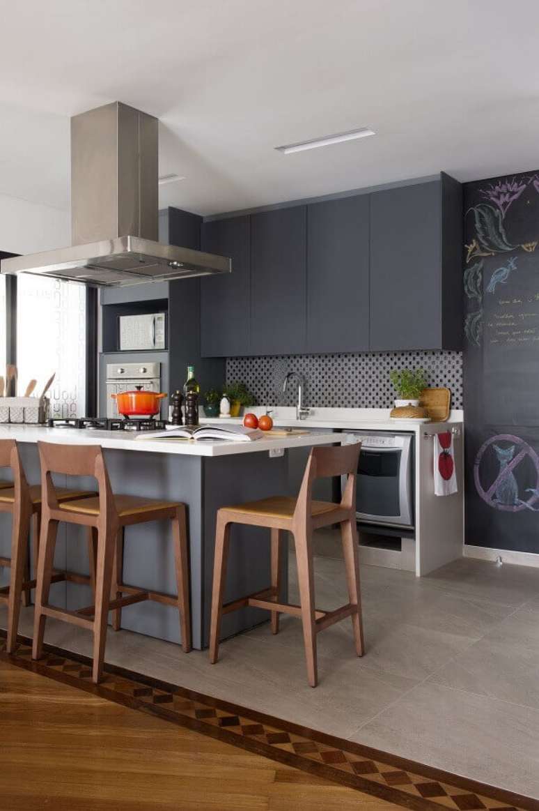 49. Decoração de cozinha cinza moderna com banquetas para ilha gourmet – Foto: Jeito de Casa