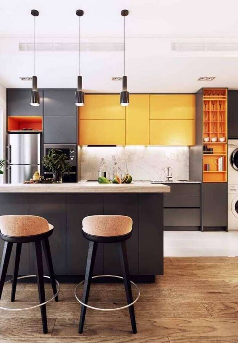 1. Banqueta para ilha de cozinha moderna decorada com armários cinza e laranja – Foto: Futurist Architecture