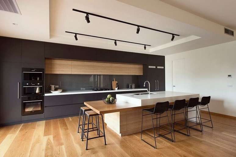 9. Cozinha preta grande decorada com banqueta alta para ilha moderna – Foto: HappyModern