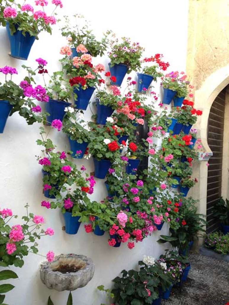 37. Quintal pequeno decorado com vasos de gerânio – Foto I Love Flores