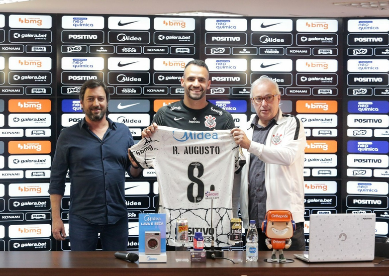Renato Augusto exibe a camisa que vestirá neste seu retorno ao Corinthians