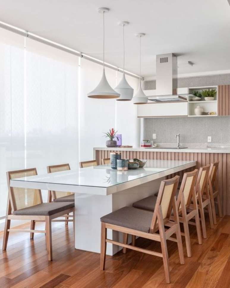 5. Mesa de jantar branca com tampo de vidro &ndash; Fonte Dicas de mulher