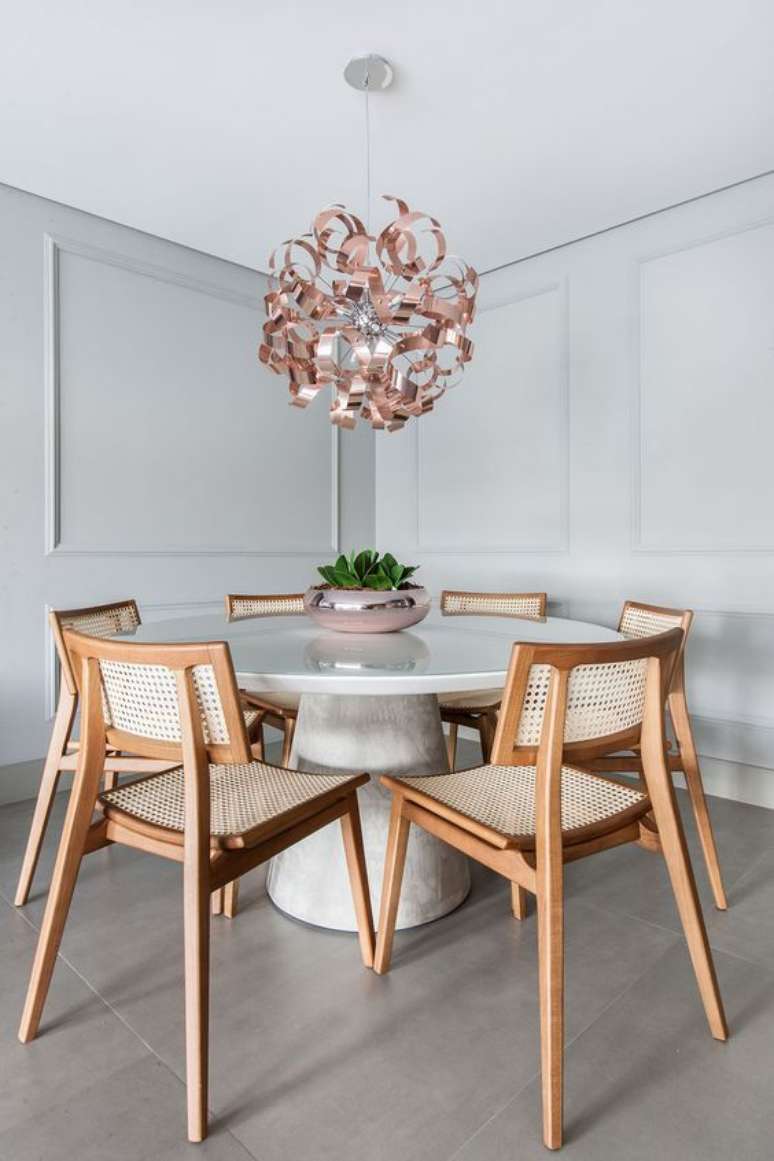 29. Mesa de jantar branca com tampo de granito e cadeira de madeira – Foto Arkpa