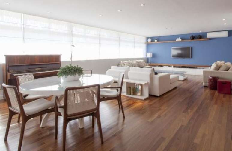 50. Sala integrada com mesa de jantar branca redonda – Foto Gfprojetos
