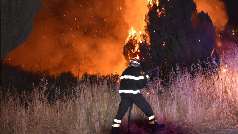 Onda de calor do Mediterrâneo levou à propagação de incêndios florestais em todo sul da Itália