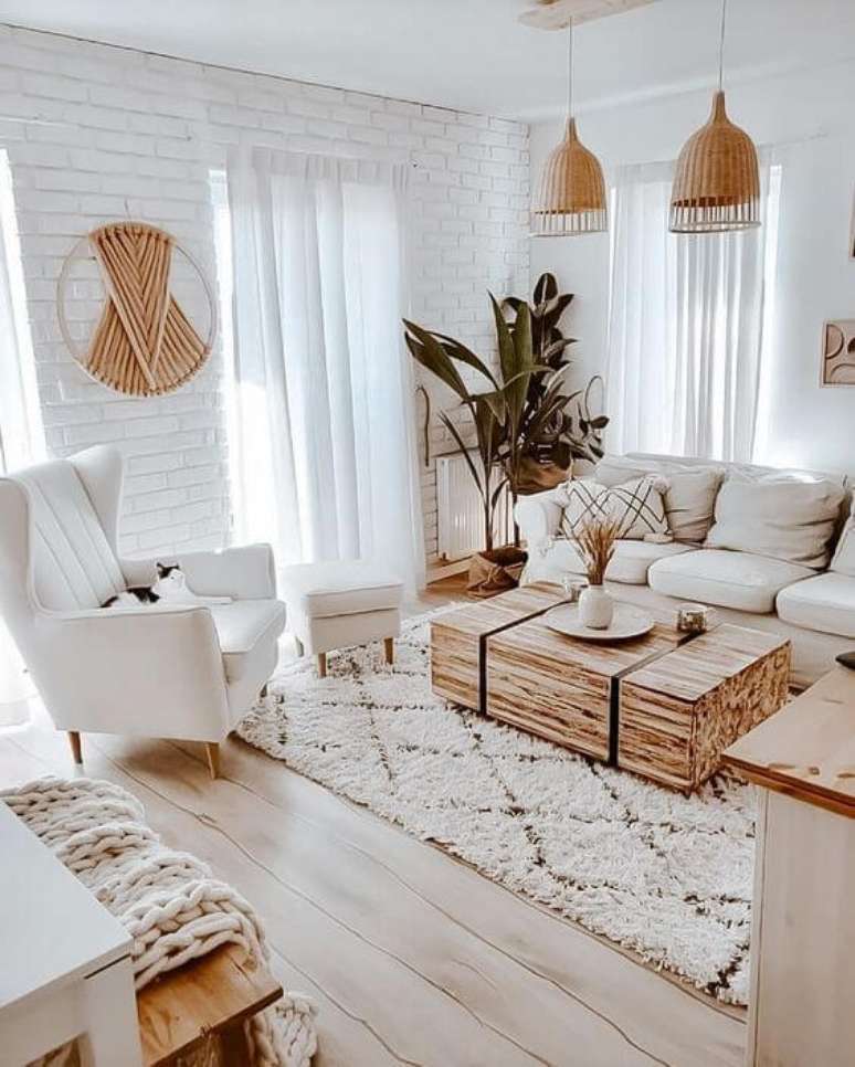 7. Sala de estar moderna com tapete de lã escandinavo e móveis claros – Foto etsy