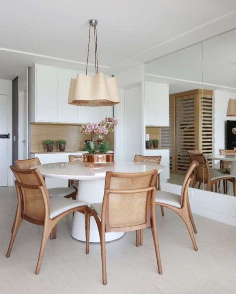 44. Sala com mesa de jantar branca e cadeiras de madeira &ndash; Foto Pinterest