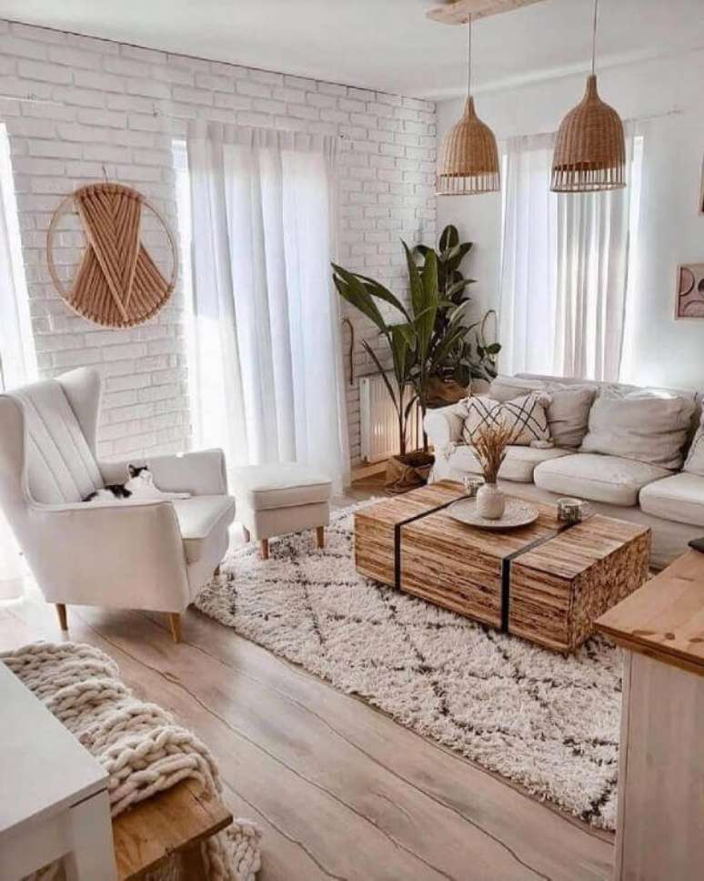 16. Sala de estar com sofá bege e tapete de lã moderno – Foto Etsy