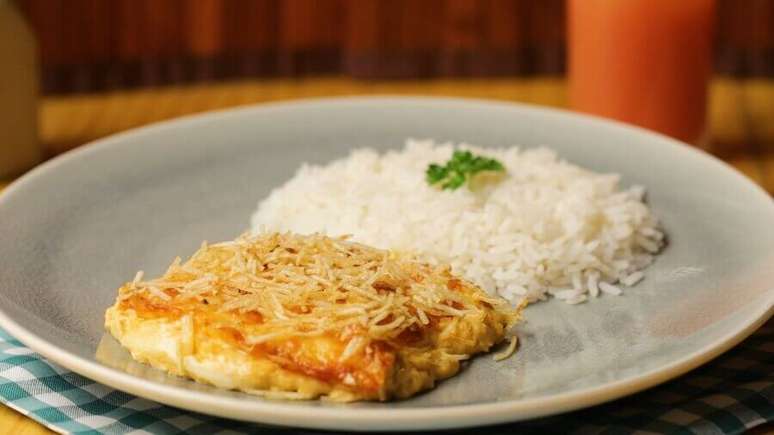 4. Delicioso prato de fricassê de frango com arroz – Foto: SóAchoAki