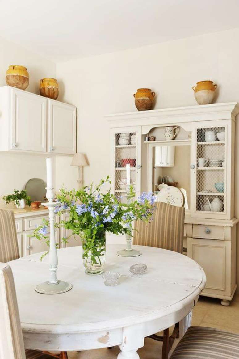 66. Cozinha com mesa de jantar branca provençal redonda e pequena – Foto Westiwing