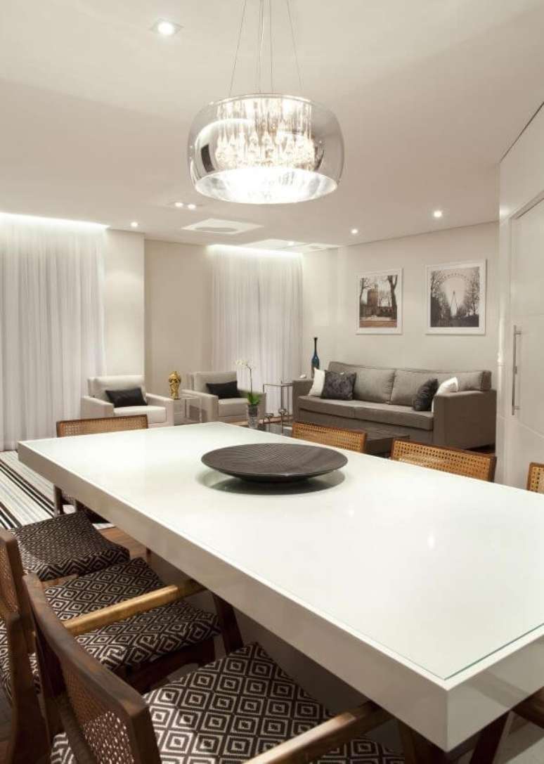 4. Mesa de jantar branca com cadeiras cinza e lustre espelhado – Foto Martinhao Neves