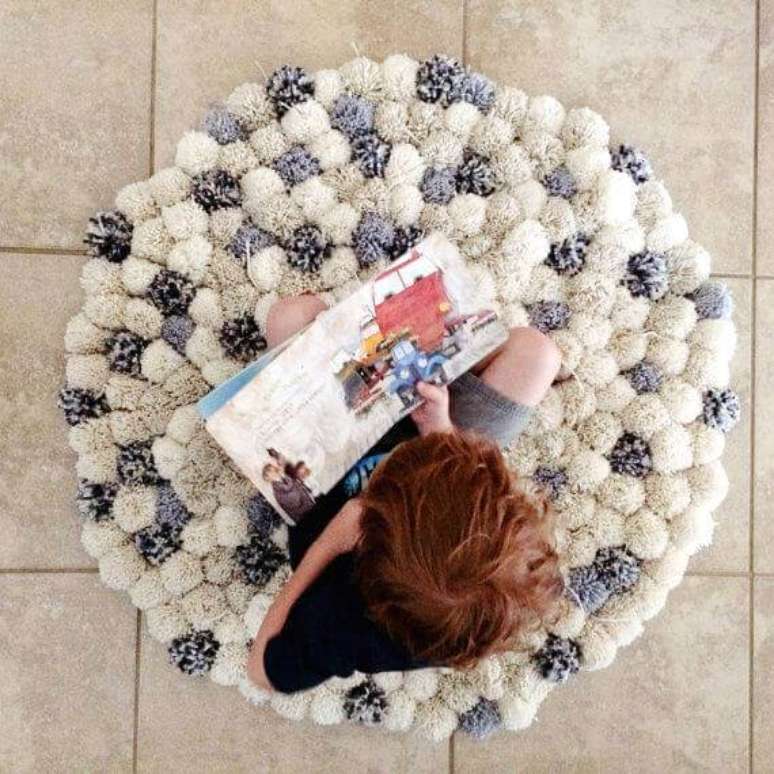 40. Tapete de lã feito de pompom macio – Foto Pinterest