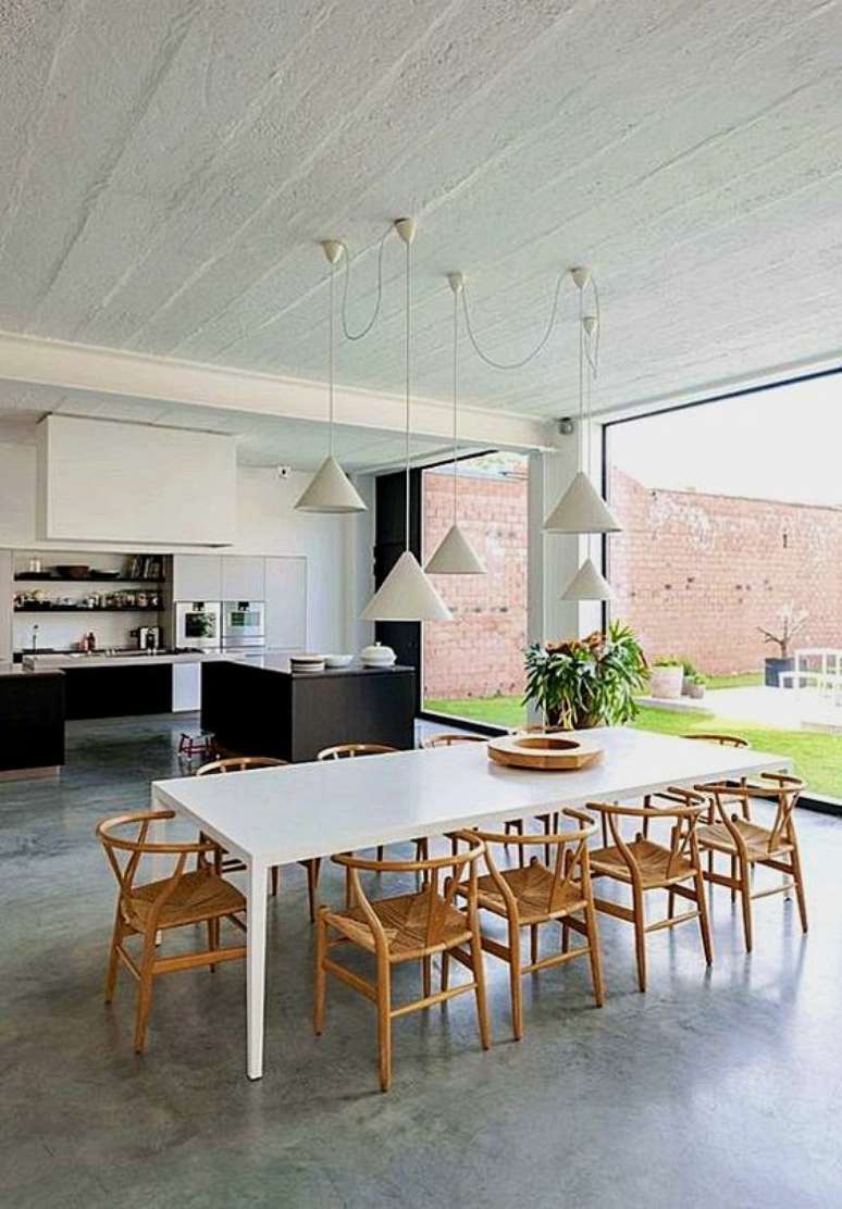 61. Casa com piso de cimento queimado e mesa de jantar branca – Foto Essaryet